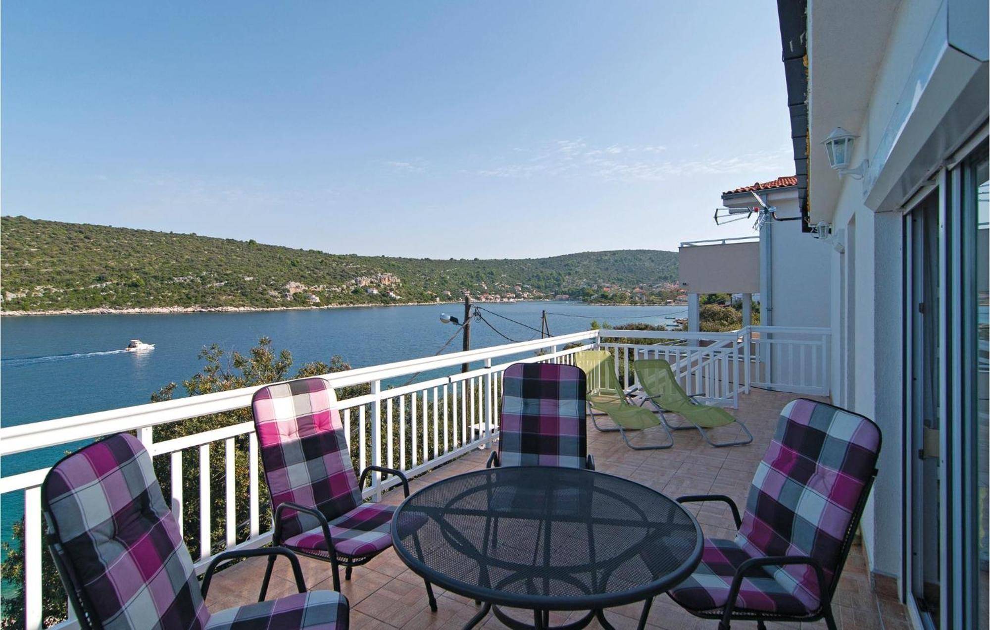 2 Bedroom Awesome Apartment In Drvenik Veliki Luaran gambar